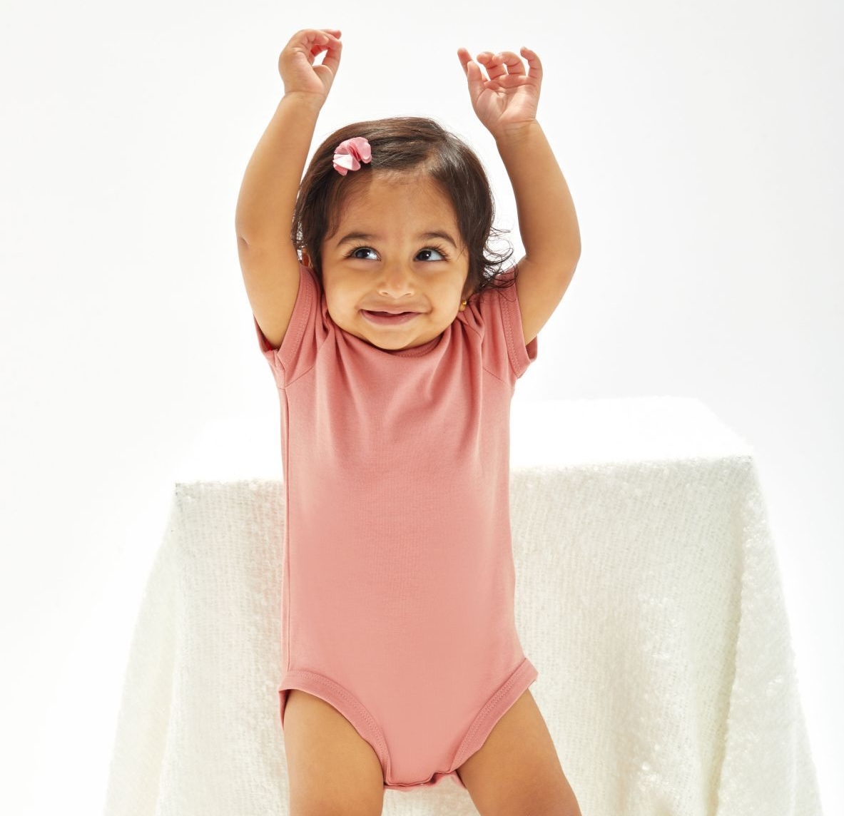 Bien choisir son body bébé imprimé à la demande avec le print on demand écologique de TPOP.